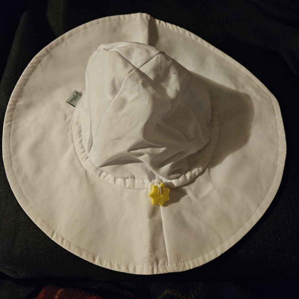 Green Sprout White Kids Sun Hat with Yellow Star Accent